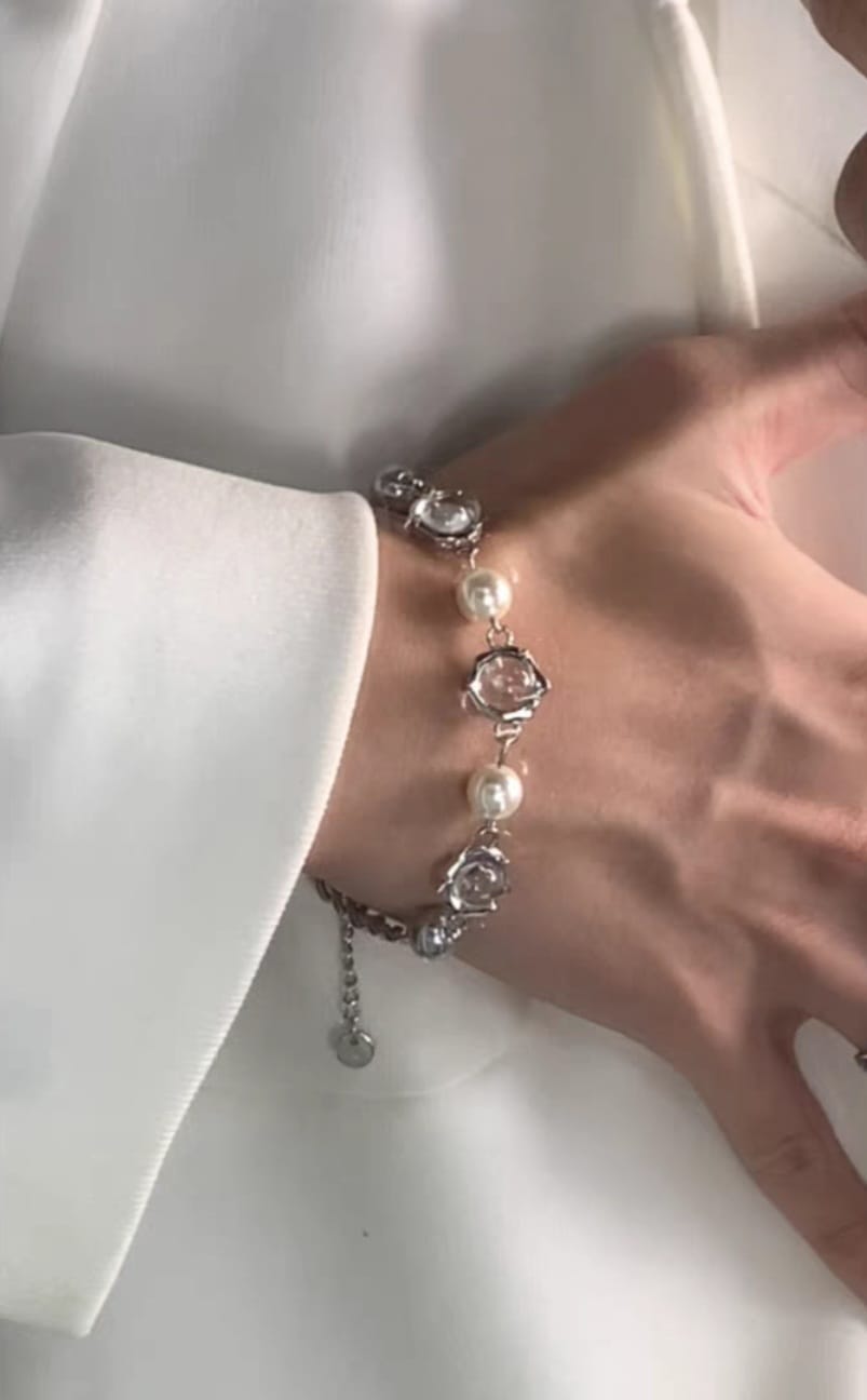 Woman's Cat's eye stone with white moonlight element, pearl bracelet