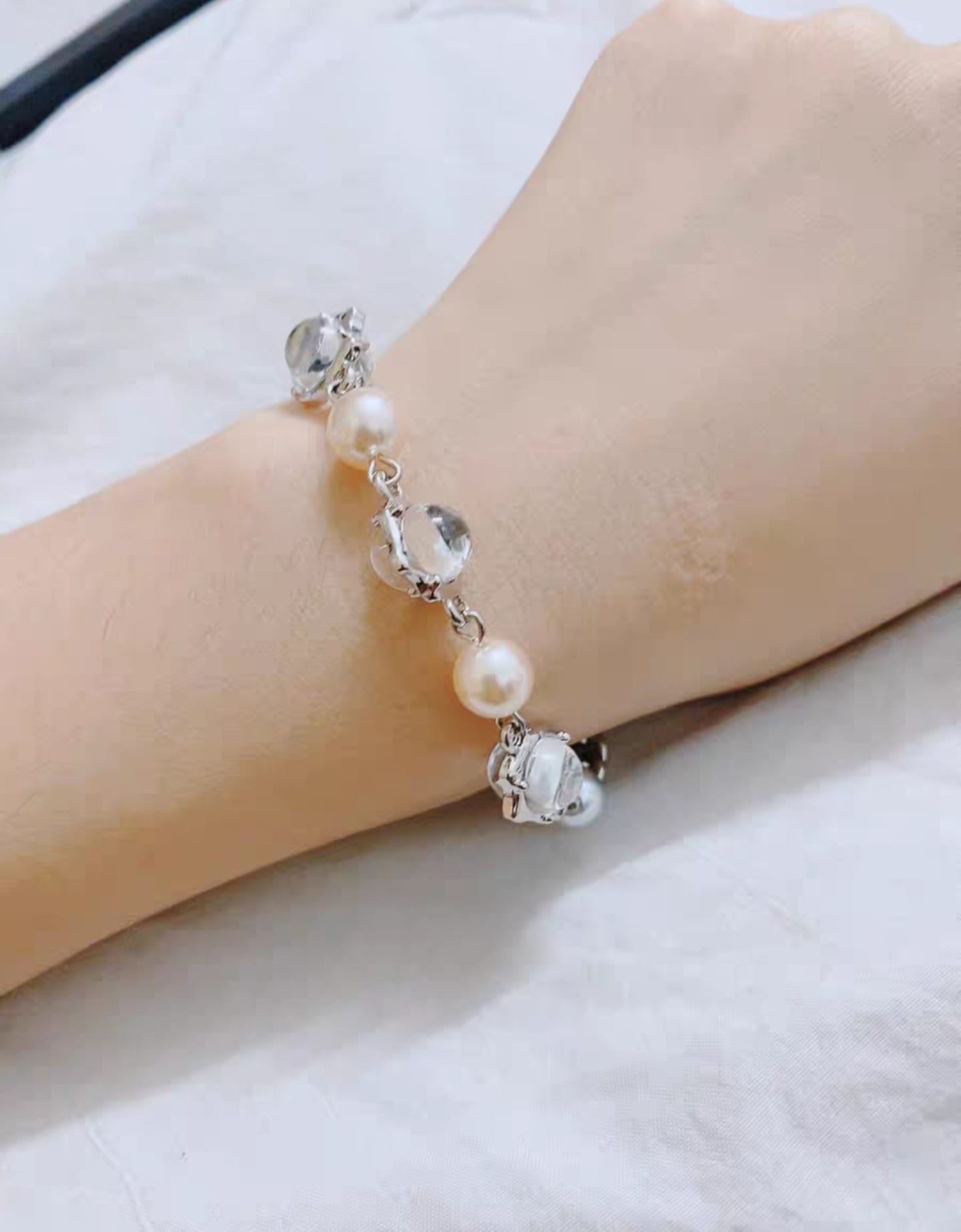 Woman's Cat's eye stone with white moonlight element, pearl bracelet