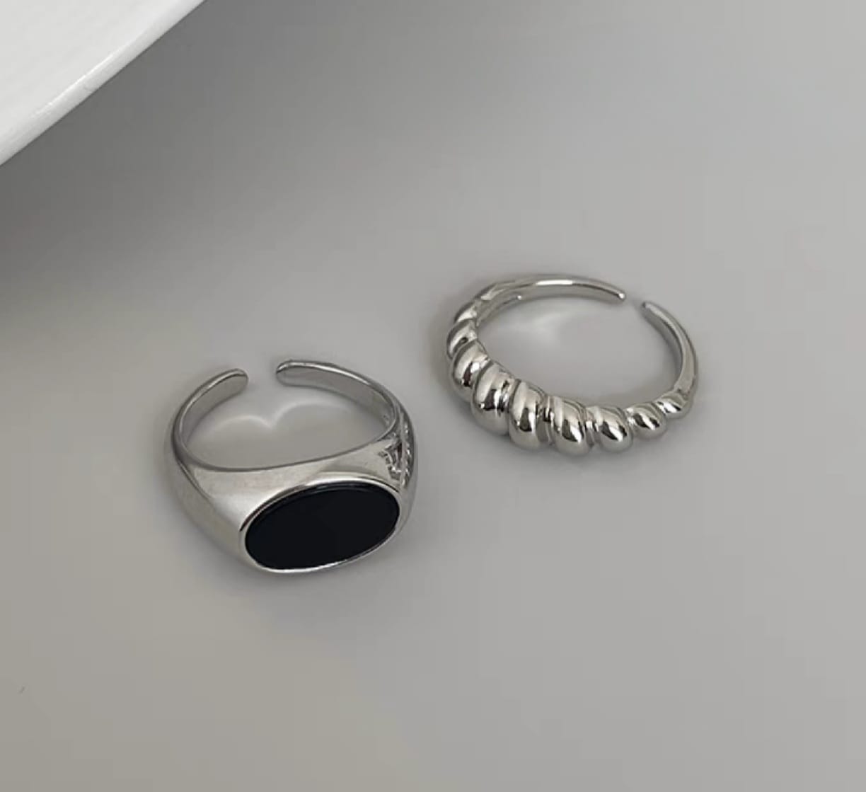 Woman's retro black quartz, silver plated copper twist Duo rings set